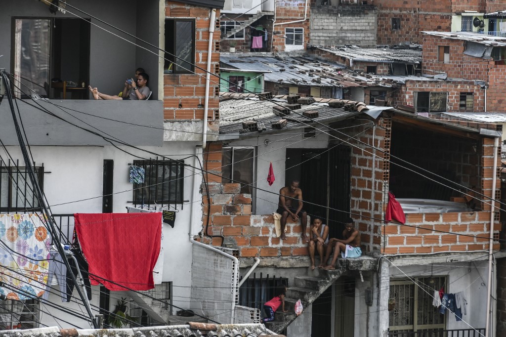 Residents hang red rags on their houses as a distress signal to receive government aid amid the coronavirus (COVID-19) outbreak at the Comuna 13 neighborhood in Medellin, Colombia on April 16, 2020. (Photo by JOAQUIN SARMIENTO / AFP)