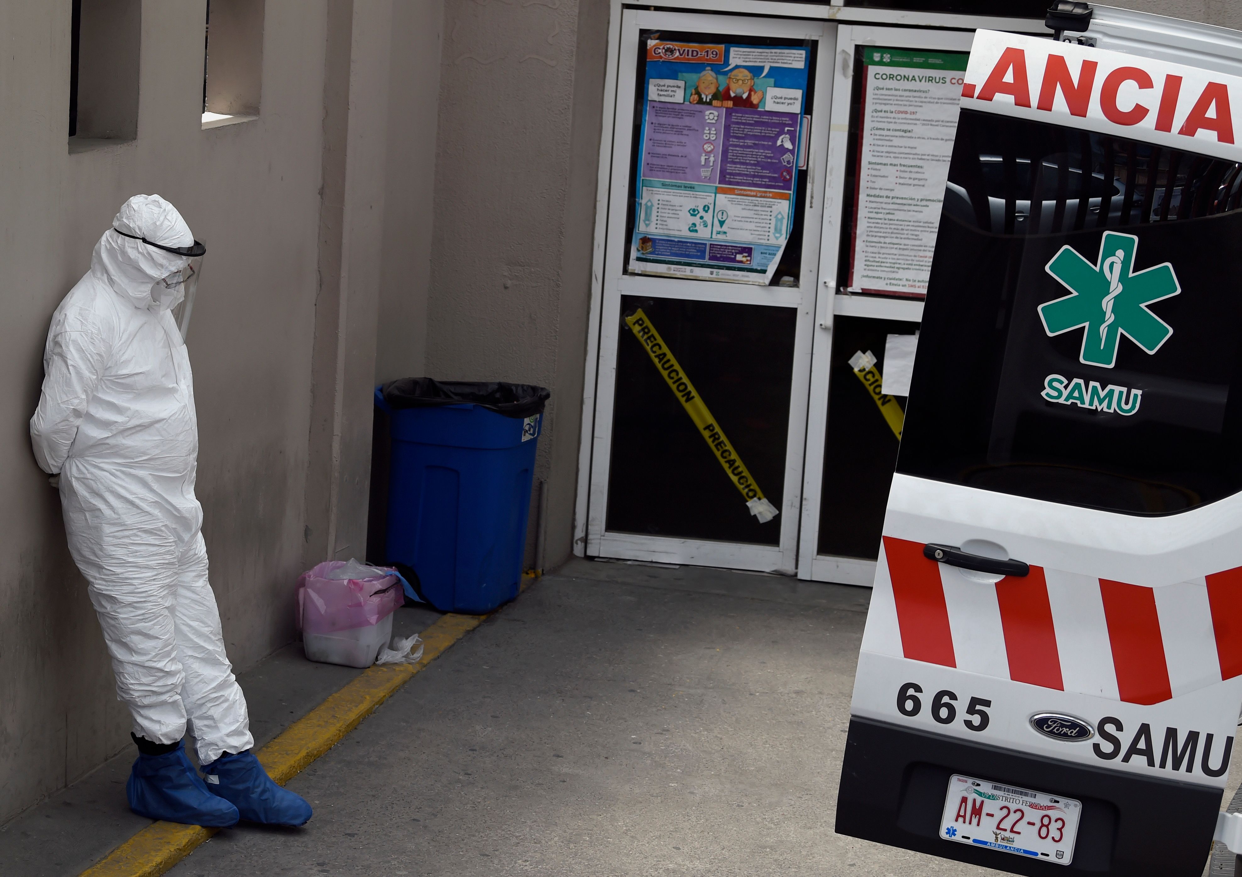 A paramedic waits to unload a patient out of an ambulance, suspected of having Covid-19, at the Enrique Cabrera Hospital, in Mexico City on April 25, 2020. - Mexico had reported 11,633 cases of coronavirus virus as of Friday, and 1,069 deaths. (Photo by ALFREDO ESTRELLA / AFP)